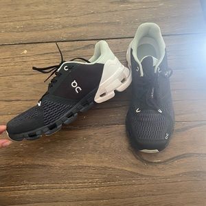 On womens cloudflow running shoes